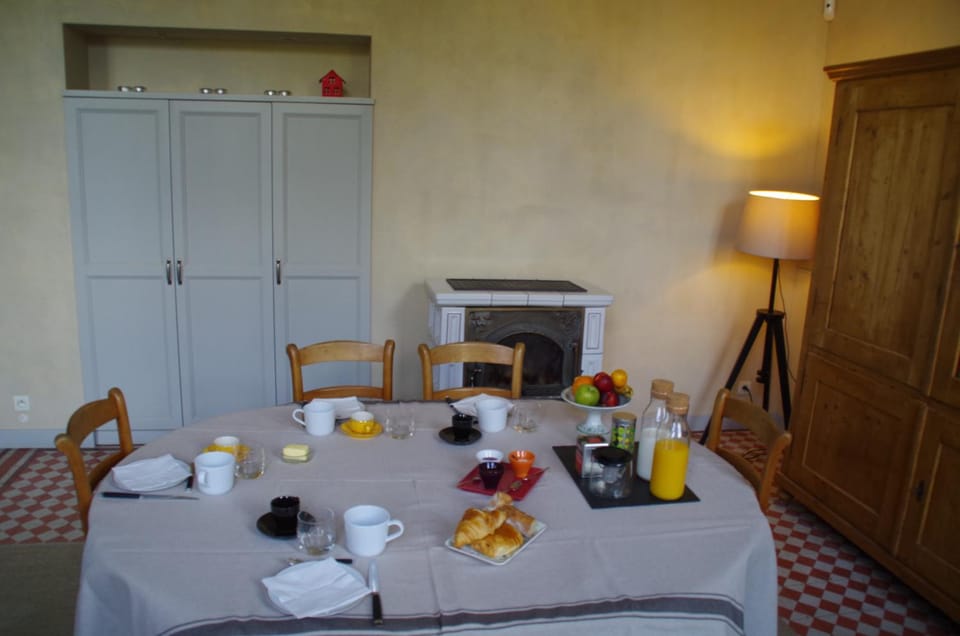 Food and drinks, Dining area, Food, Breakfast, Continental breakfast, Drinks