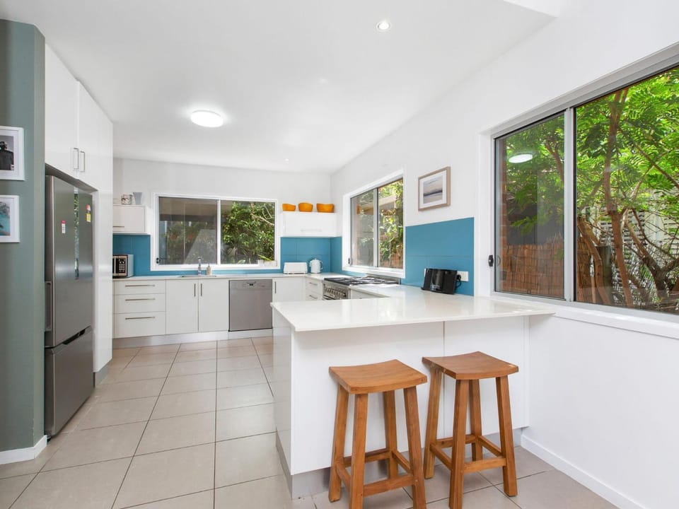 Kitchen or kitchenette, Dining area, oven