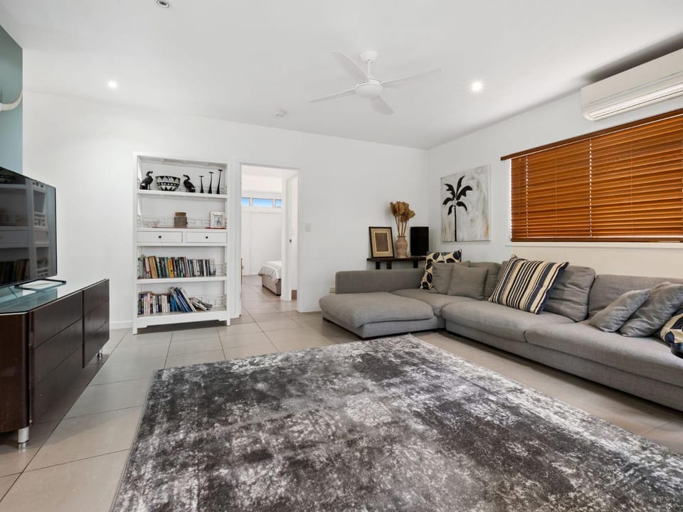 TV and multimedia, Living room, Photo of the whole room, Seating area, Evening entertainment