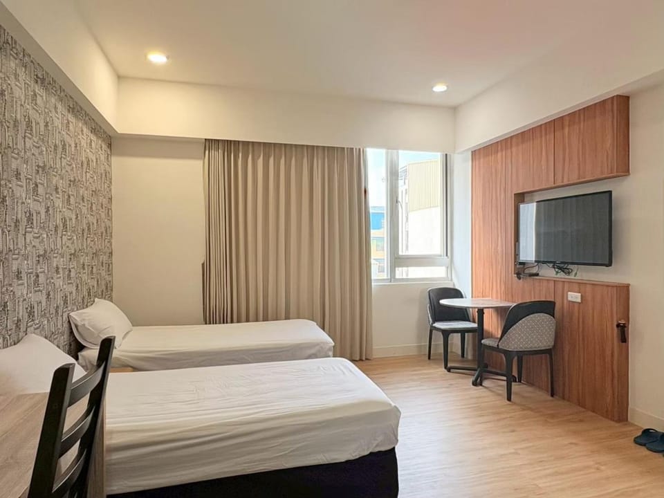 Bed, TV and multimedia, Bedroom