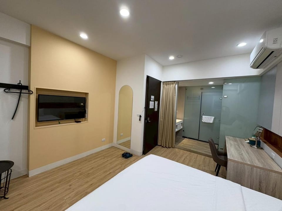 Bed, TV and multimedia, Photo of the whole room, Bedroom, air conditioner