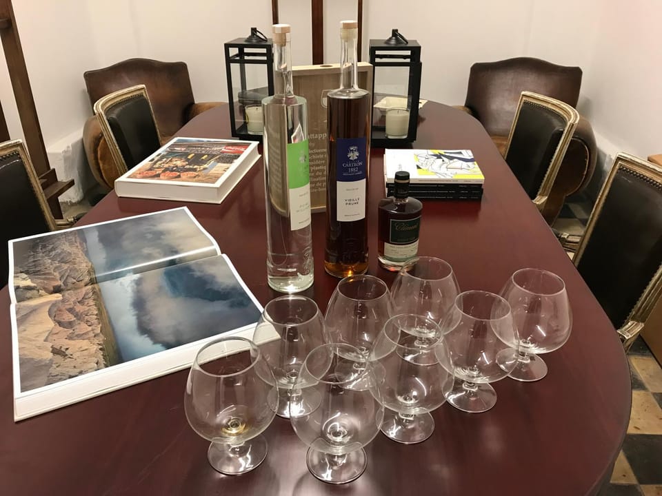 Lounge or bar, Drinks, Alcoholic drinks