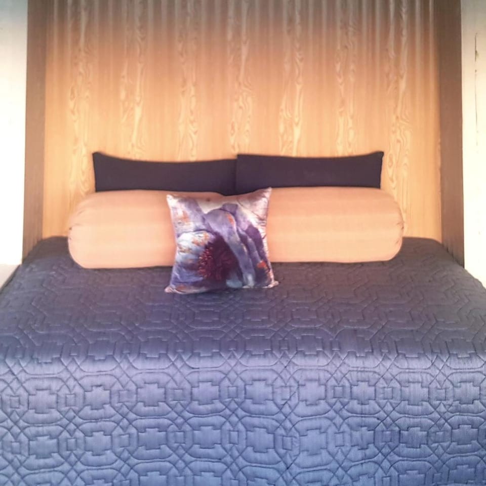 Bed, Seating area