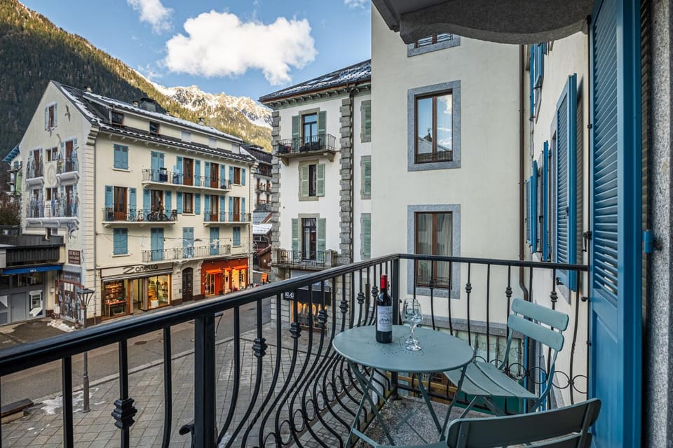 Property building, Day, Natural landscape, View (from property/room), Balcony/Terrace, Dining area, City view, Mountain view