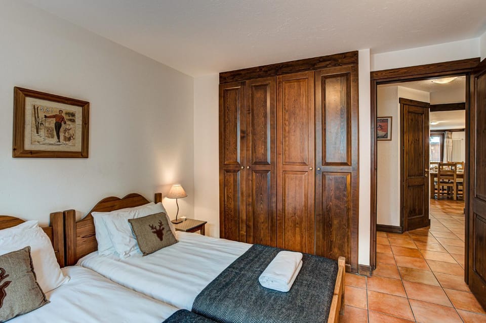 Bed, Living room, Photo of the whole room, Seating area, Bedroom