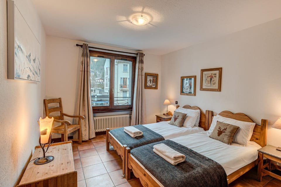 Bed, Photo of the whole room, Seating area, Bedroom, towels