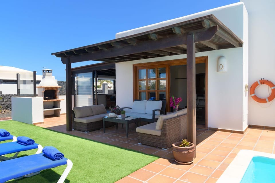 Property building, Off site, BBQ facilities, Swimming pool, sunbed