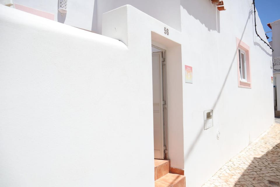 Property building, Facade/entrance, Spring, Off site, Day