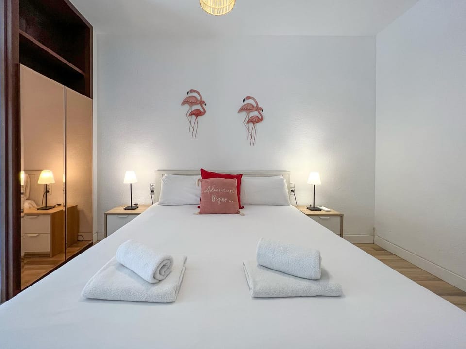 Bed, towels