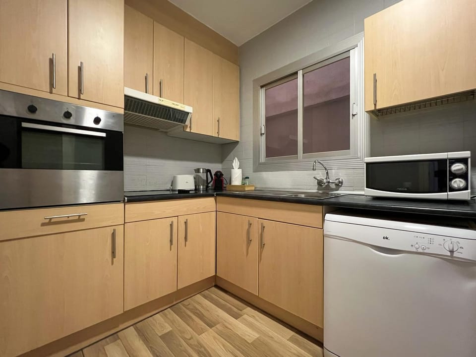 Coffee/tea facilities, Kitchen or kitchenette, dishwasher, microwave, oven, stove, toaster