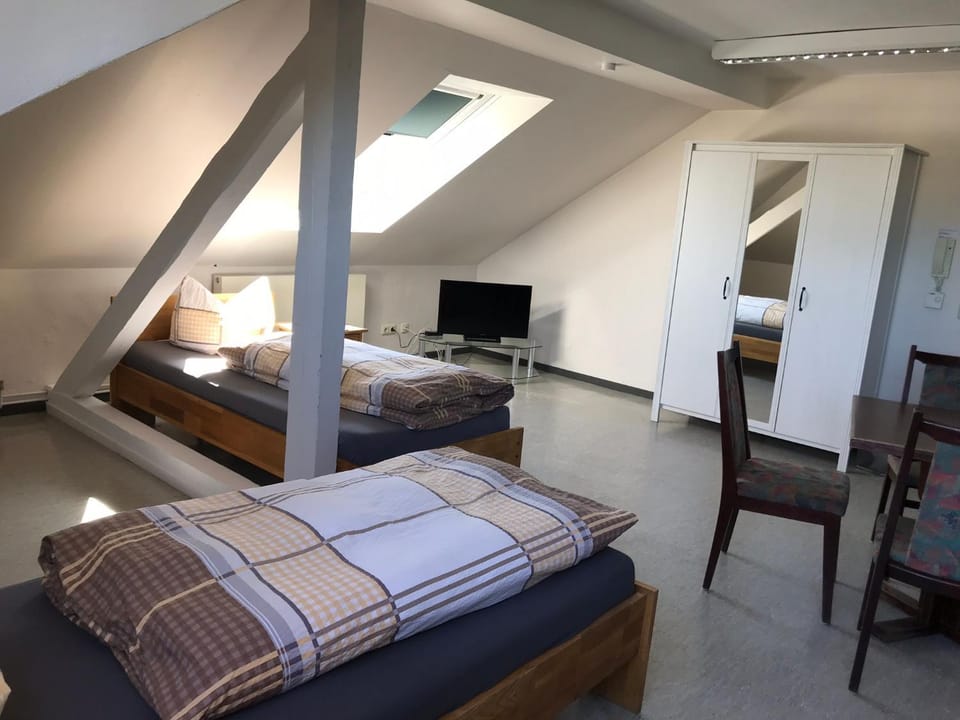 Communal lounge/ TV room, Bed, TV and multimedia, Photo of the whole room, Bedroom, wardrobe