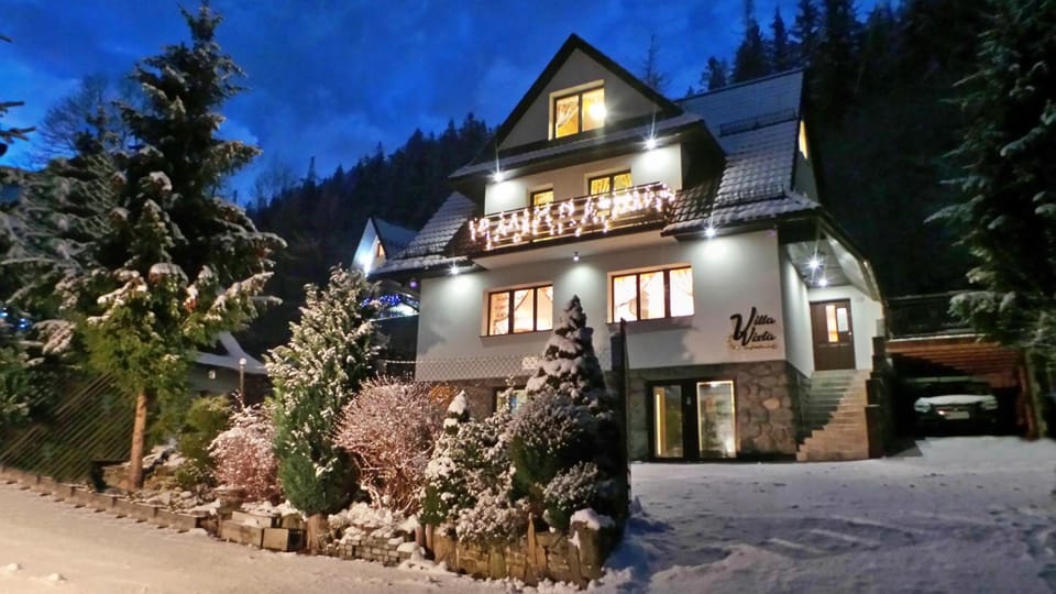 Property building, Facade/entrance, Night, Neighbourhood, Natural landscape, Winter, Floor plan, On site, Area and facilities, Area and facilities