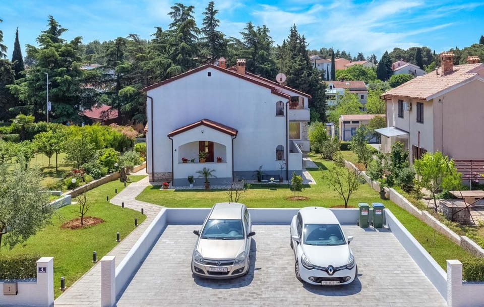 Property building, Garden, Parking
