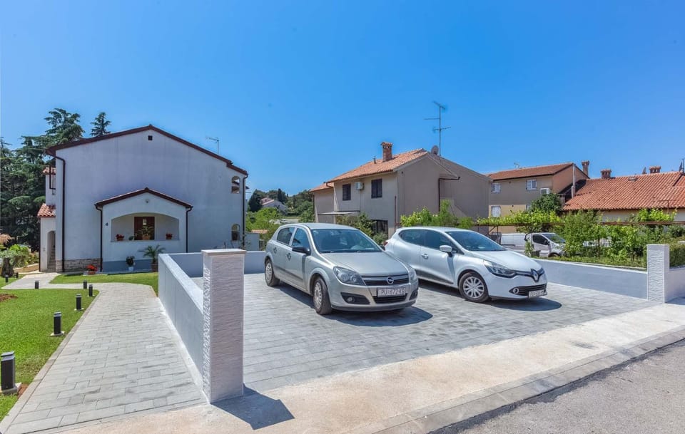 Property building, Garden, Parking