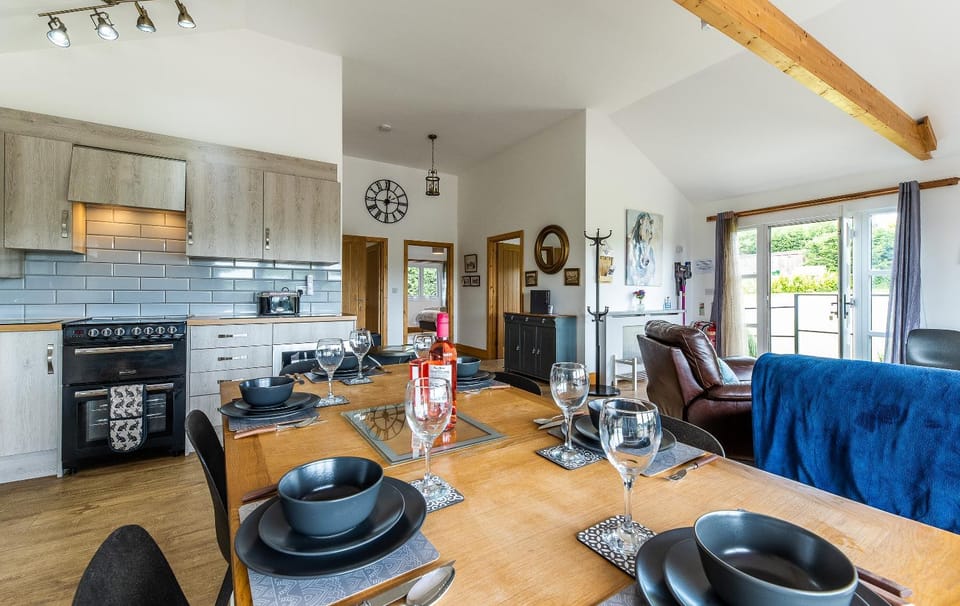 King Richard's Luxury Lodge - Sleeps up to 8, Hot Tub Hire,Near Sherwood Forest at Fairview Farm in Nottingham and great for Wedding Groups,Brides and Bridesmaids ,Hen Do,Family Gatherings & Corporate events,Large Garden,Dog Friendly,Great Views House in Newark and Sherwood District