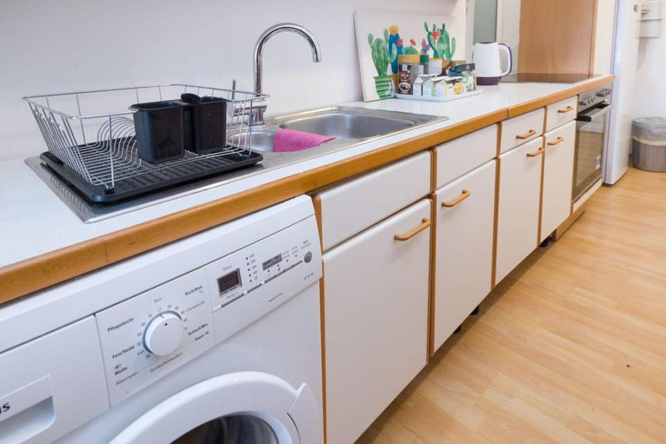 Coffee/tea facilities, Kitchen or kitchenette, Communal kitchen, oven, washing machine, kitchen