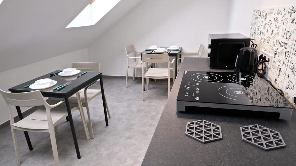 Coffee/tea facilities, Kitchen or kitchenette, Communal kitchen, microwave, stove