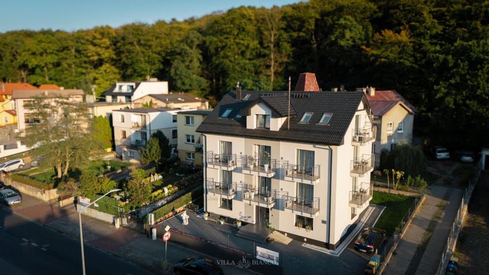 Property building, Facade/entrance, Off site, Neighbourhood, Bird's eye view, Location