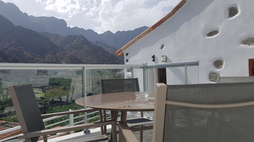 View (from property/room), Balcony/Terrace, Balcony/Terrace, Seating area, Dining area, Mountain view