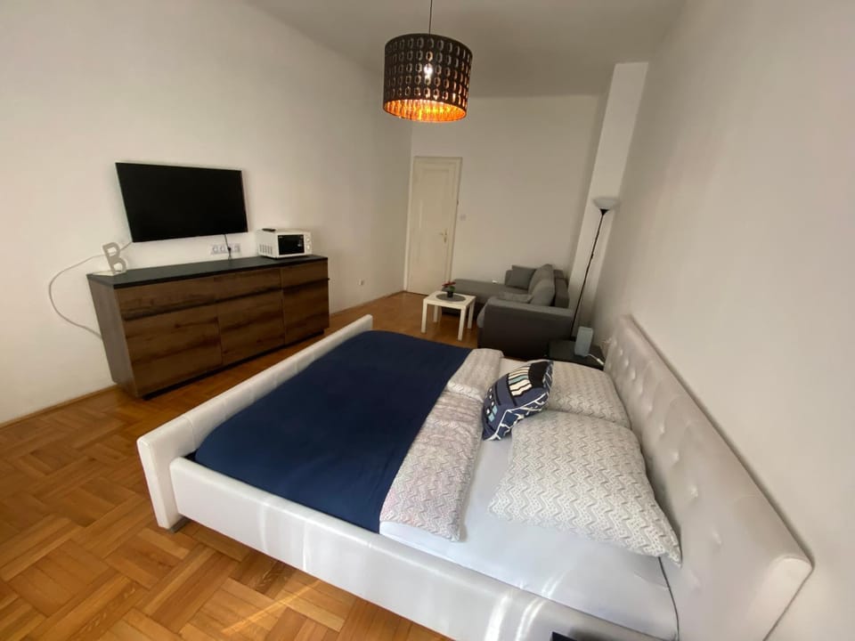 Bed, TV and multimedia, Photo of the whole room, Bedroom