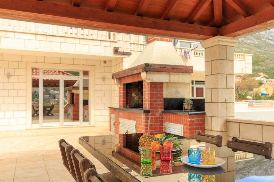Property building, BBQ facilities, Balcony/Terrace