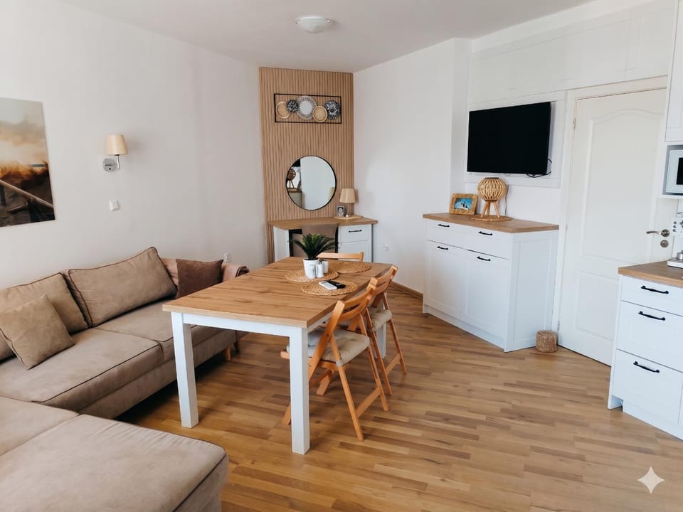 TV and multimedia, Kitchen or kitchenette, Living room, Seating area, Dining area
