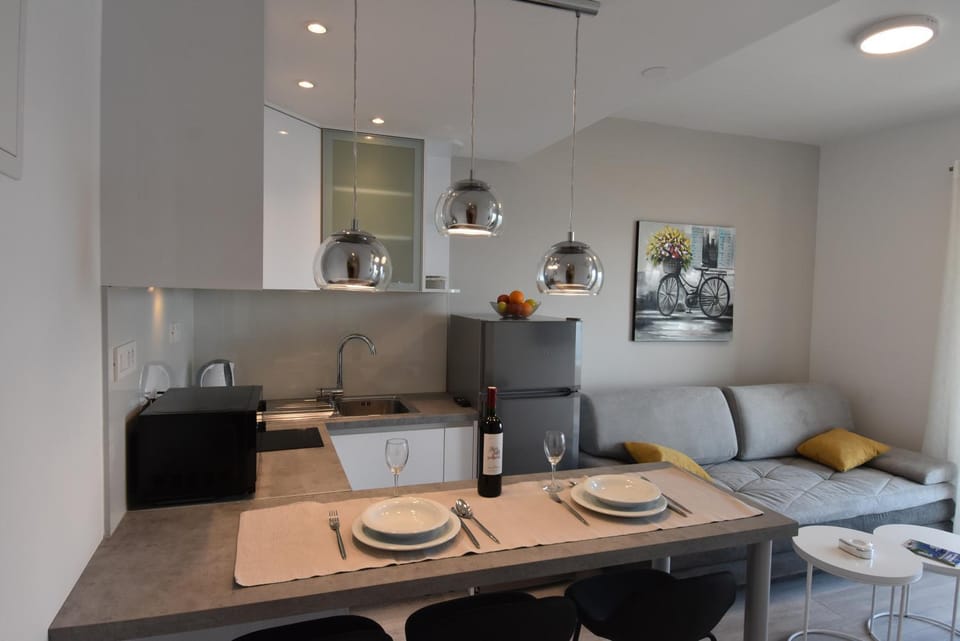 Kitchen or kitchenette, Dining area