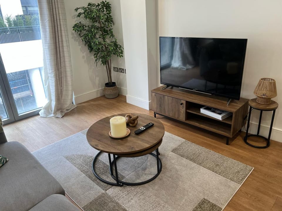 Communal lounge/ TV room, TV and multimedia, Living room, Seating area, Evening entertainment