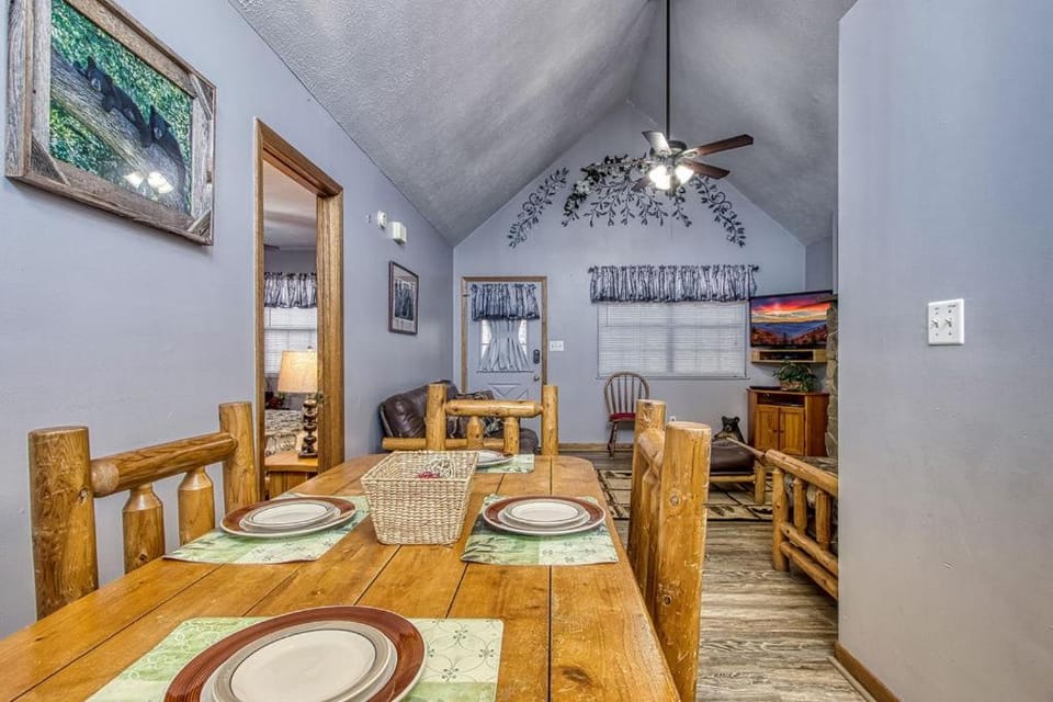 Adalynn's Mountain Retreat-Hot Tub, Cozy Cabin Retreat in the Smokies Comfort & Fun for All Cabin in Pigeon Forge