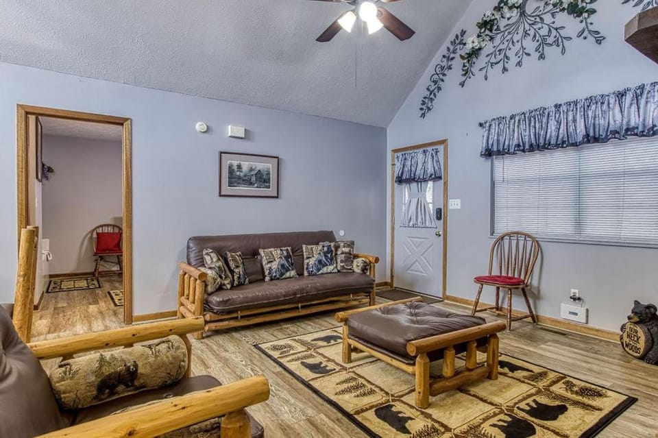 Adalynn's Mountain Retreat-Hot Tub, Cozy Cabin Retreat in the Smokies Comfort & Fun for All Cabin in Pigeon Forge