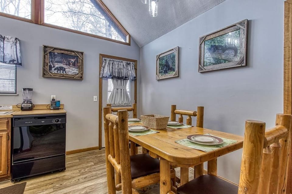 Adalynn's Mountain Retreat-Hot Tub, Cozy Cabin Retreat in the Smokies Comfort & Fun for All Cabin in Pigeon Forge