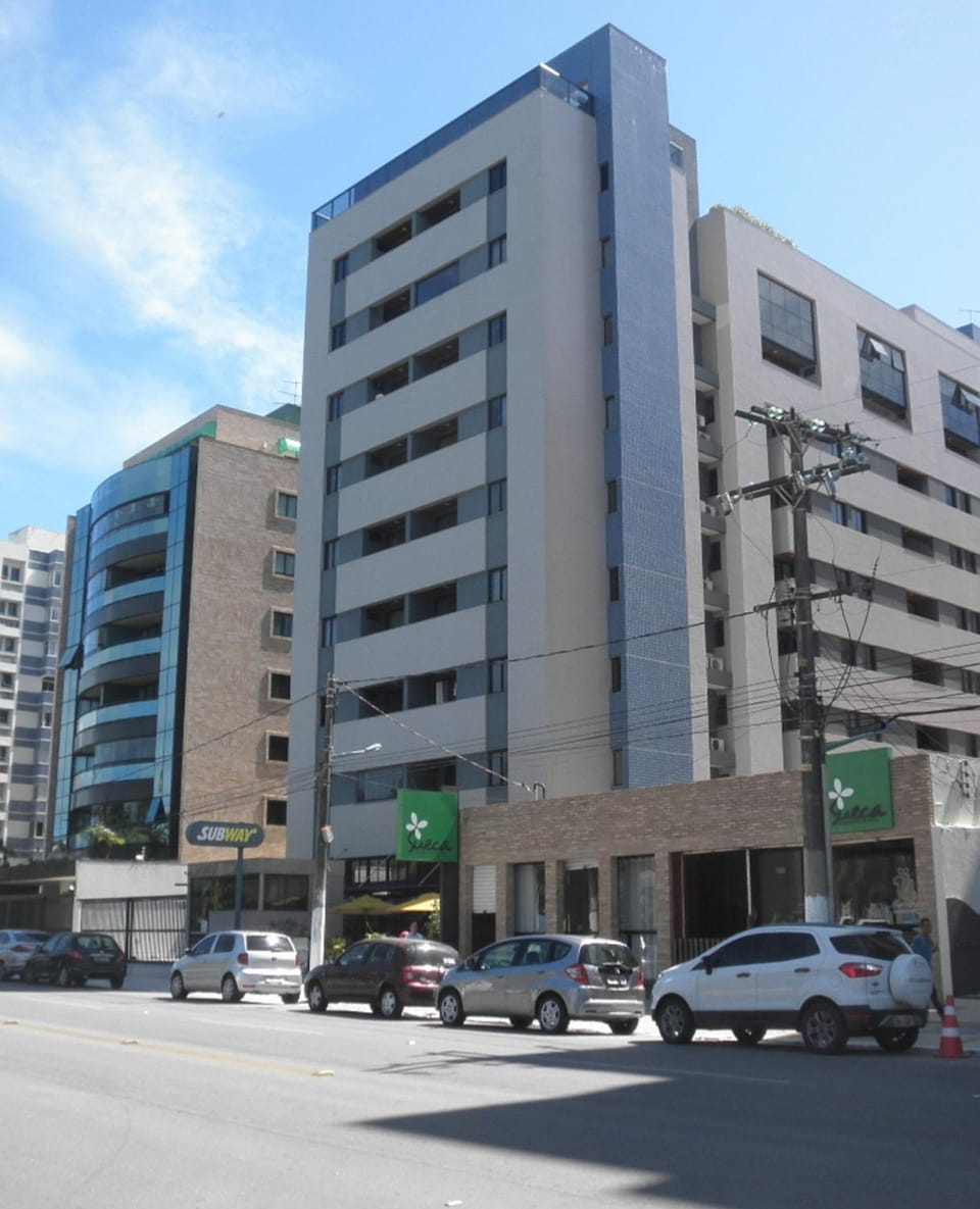 NA BEIRA MAR DE PAJUCARA - EDIFICIO NEO 2 - APARTAMENTO COM 02 QUARTOS - TEM VARANDA- VISTA LATERAL DO MAR - AVENIDA DOUTOR ANTONIO GOUVEIA 1081- CONSUMO ELETRICO É PAGO No CKECK-OUT 1KWH É 1,35 REIAS Apartment hotel in Maceió