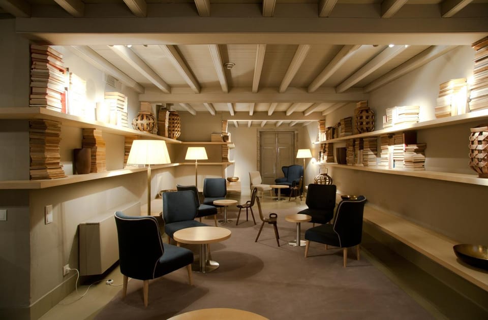 Communal lounge/ TV room, Library