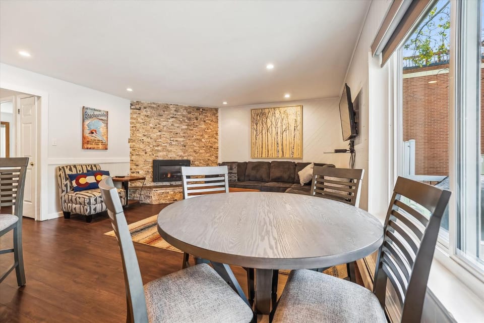 Seating area, Dining area