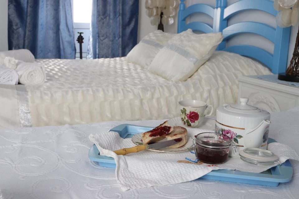 Bed, Food and drinks, Bedroom