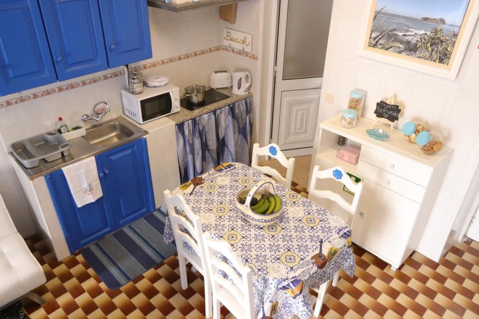 Kitchen or kitchenette, Dining area, Communal kitchen