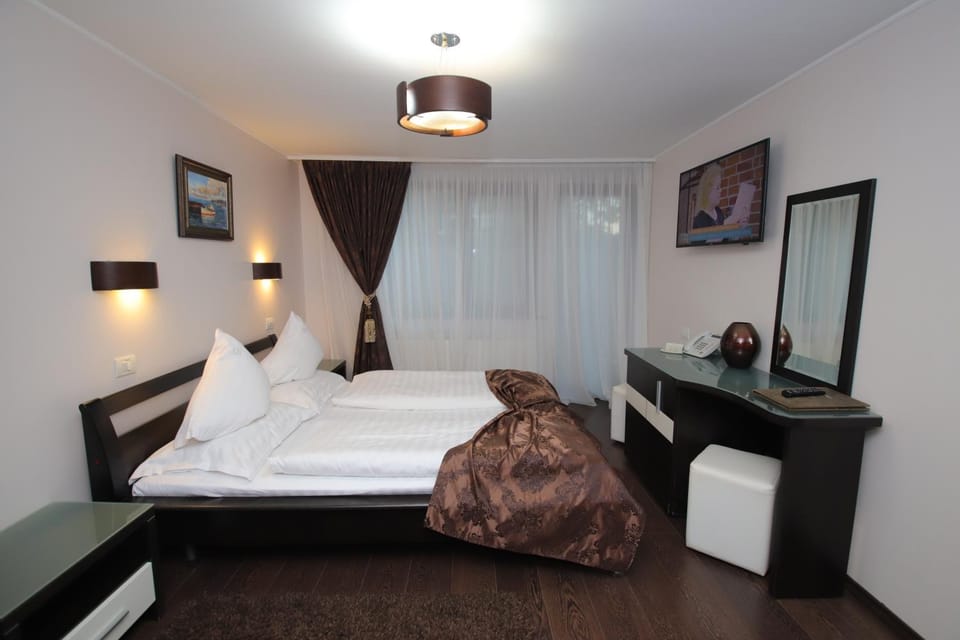 Bed, TV and multimedia, Photo of the whole room, hair dresser, locker, locker, oven