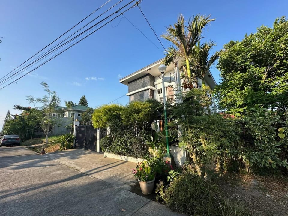 Bella Homes 6BR 4Bath near Rotunda 2 Big Units House in Tagaytay
