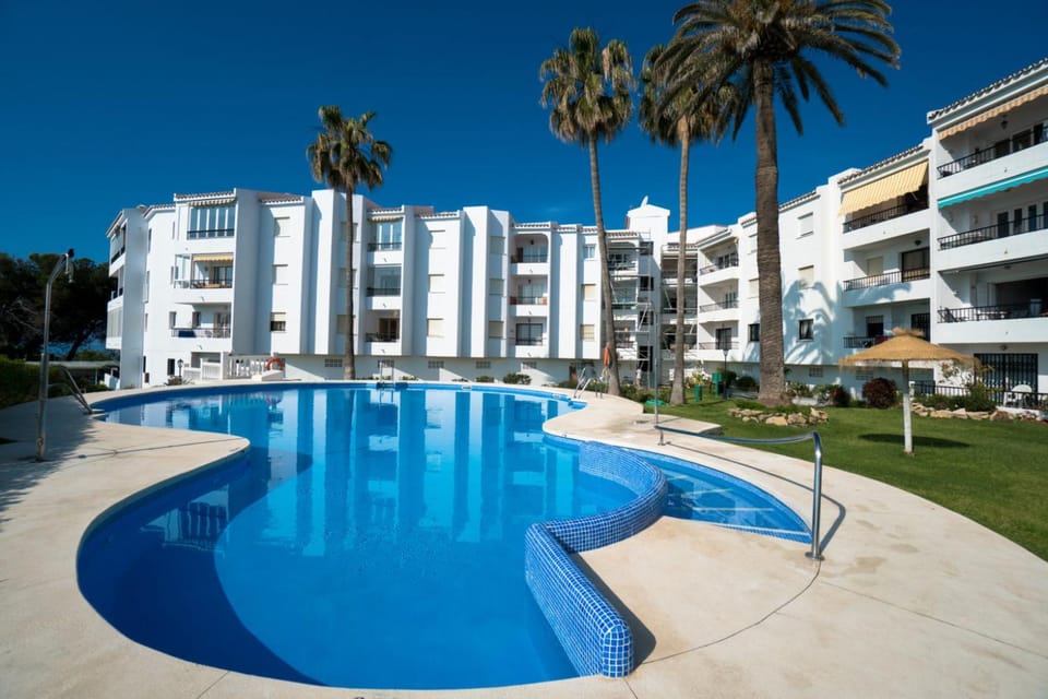 Property building, Swimming pool, Swimming pool