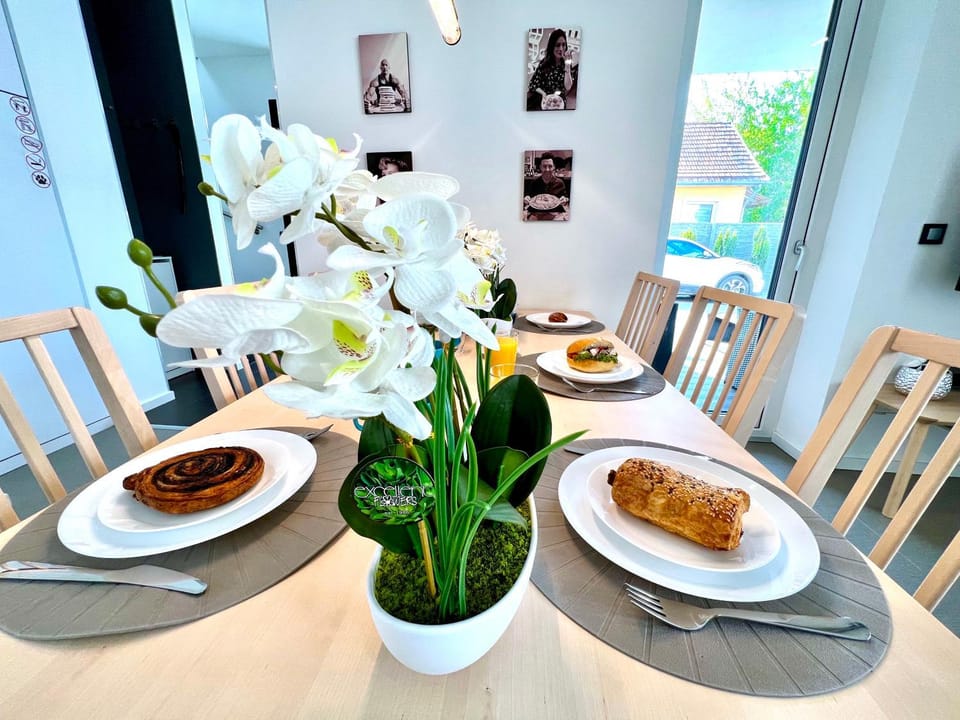 Living room, Breakfast, Continental breakfast