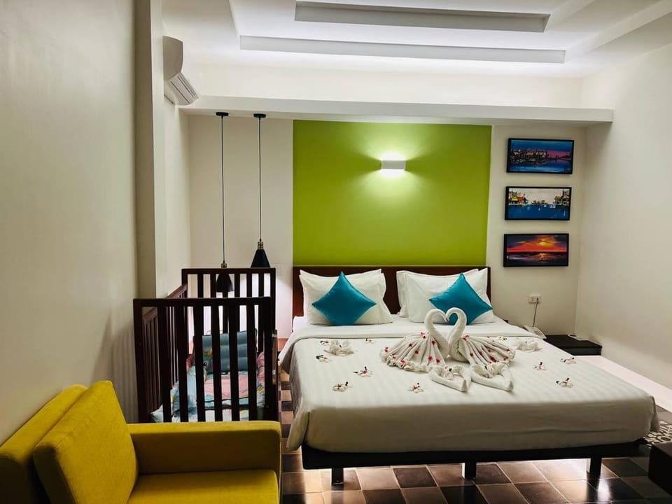 Bed, Decorative detail, Seating area, Bedroom, cot, towels