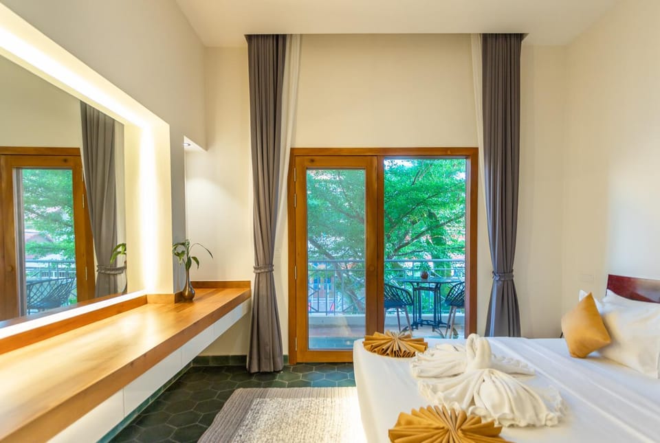 Bed, View (from property/room), Decorative detail, Bedroom, towels