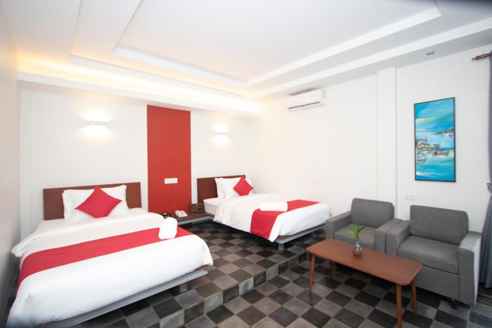 Bed, Photo of the whole room, Seating area, Bedroom, air conditioner