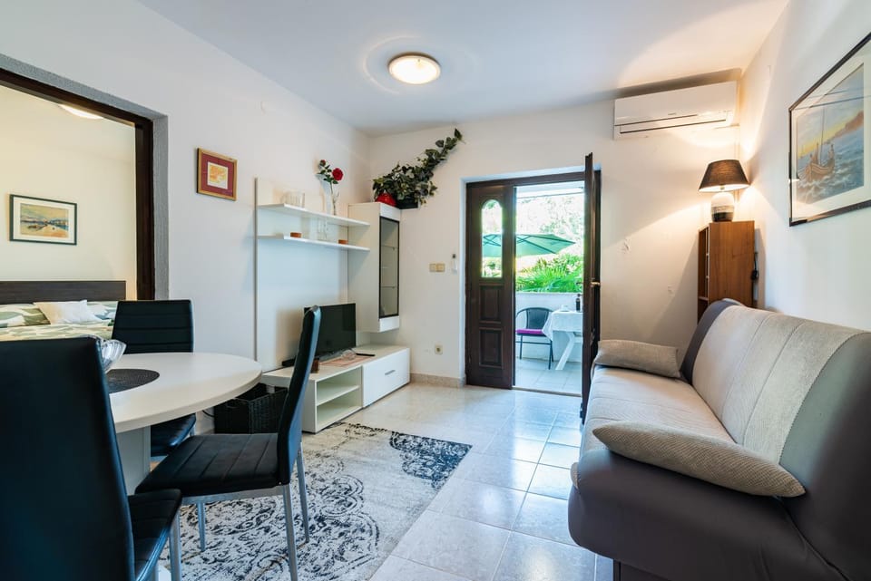 TV and multimedia, Seating area, air conditioner