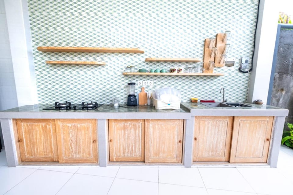Coffee/tea facilities, Kitchen or kitchenette, stove