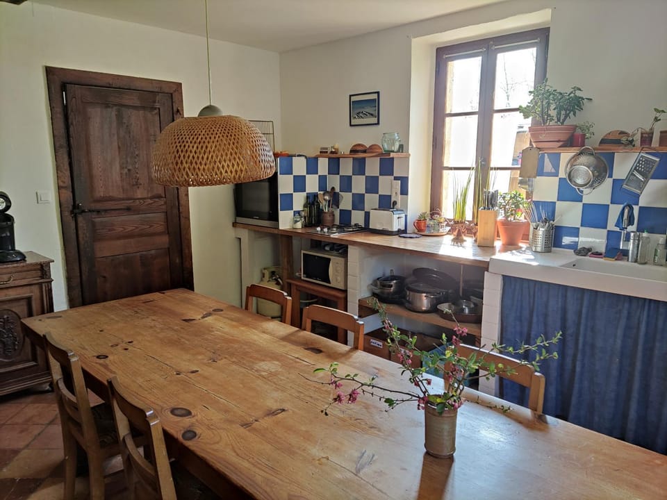 Kitchen or kitchenette, Dining area