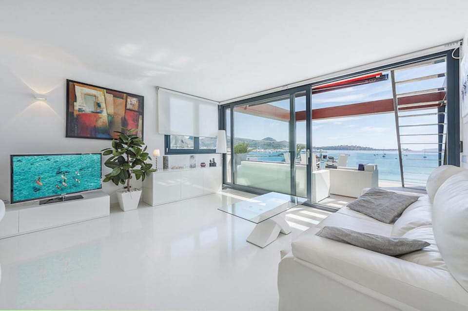 Communal lounge/ TV room, Natural landscape, TV and multimedia, Living room, Seating area, Evening entertainment, Sea view