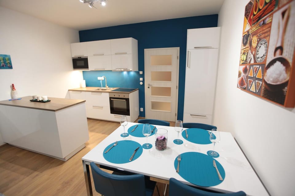 Kitchen or kitchenette, Dining area, minibar, oven, pet friendly, stove, kitchen