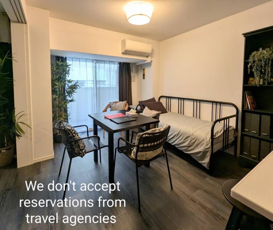 Namba 2 bedroom apartment, 1 min to Nippombashi Apartment in Osaka