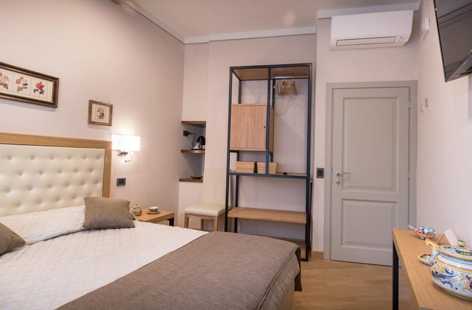 Photo of the whole room, Bedroom, wardrobe